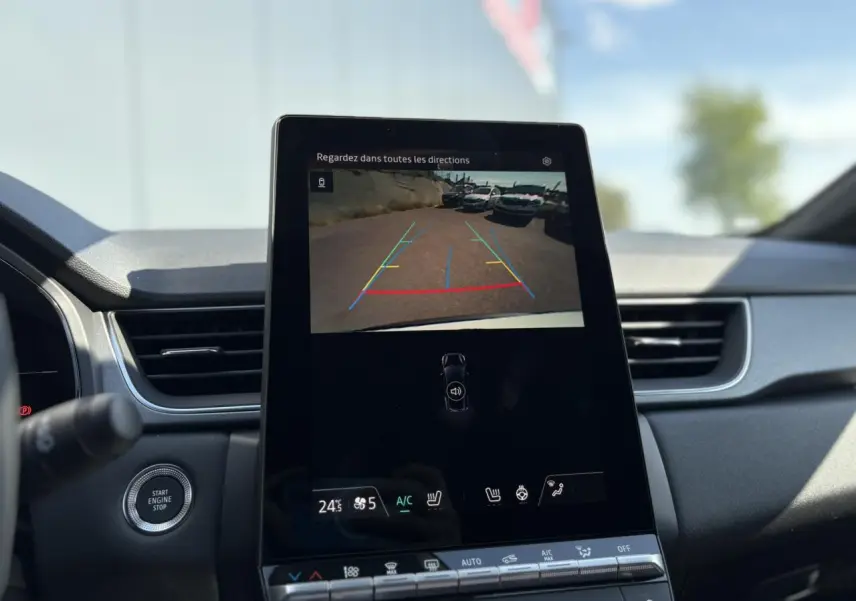 Écran central tactile affichant la caméra de recul dans l'habitacle du Renault Captur blanc nacré 2025.