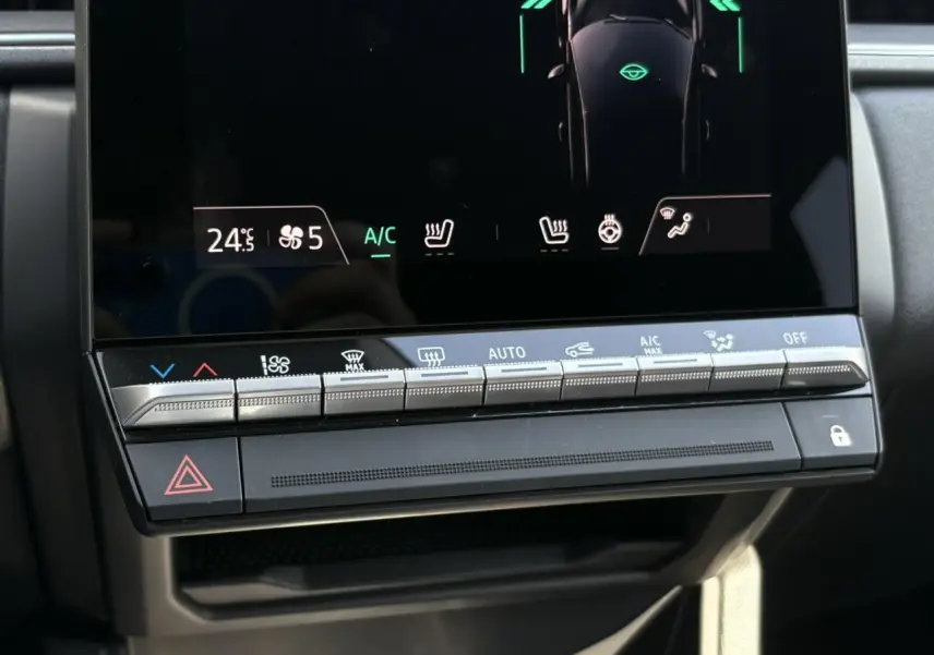 Détail de la console centrale du Renault Captur 2025 blanc nacré montrant les commandes de climatisation et sièges chauffants.