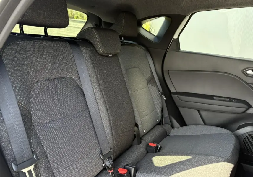 Vue latérale droite de la banquette arrière noire du Renault Captur 2025 avec ceintures et appuis-tête intégrés.