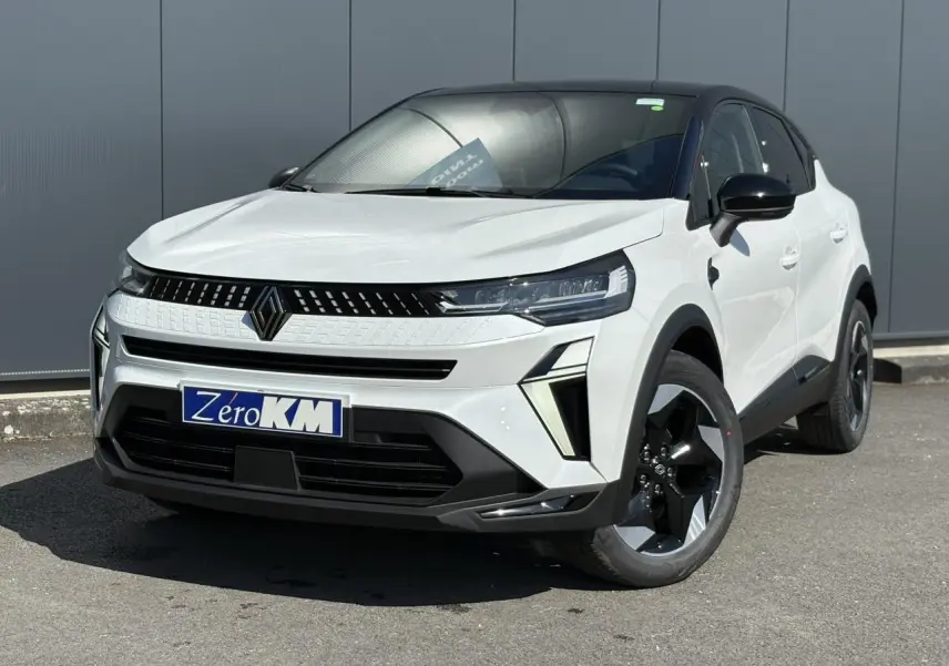 Renault Captur Eco-G 100 Techno blanc nacré en 3/4 avant droit avec toit noir étoilé et jantes noires.
