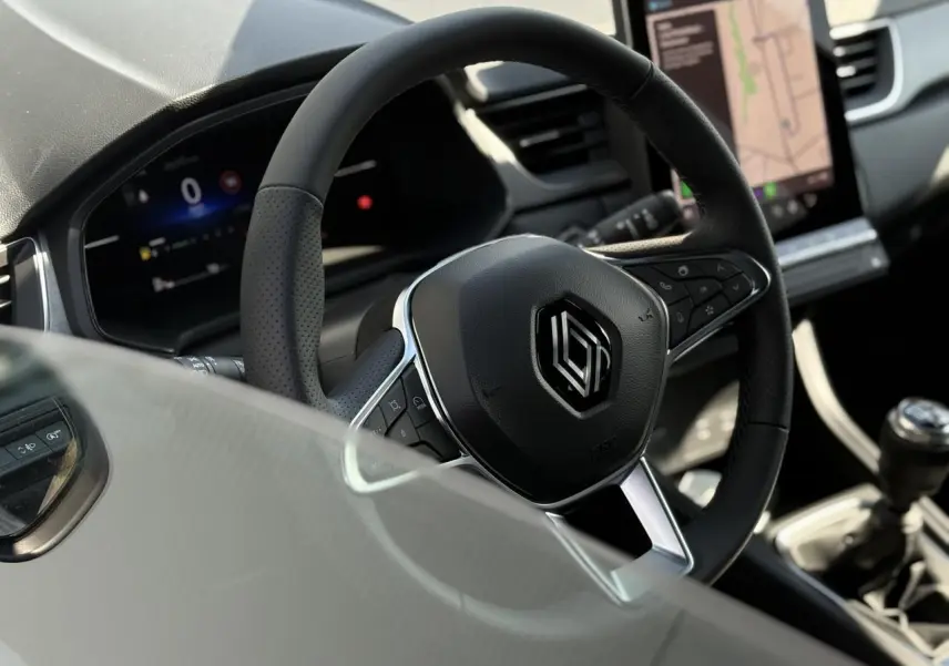 Volant multifonction noir de Renault Captur 2025 Eco-G 100 Techno avec tableau de bord numérique et écran tactile vertical.