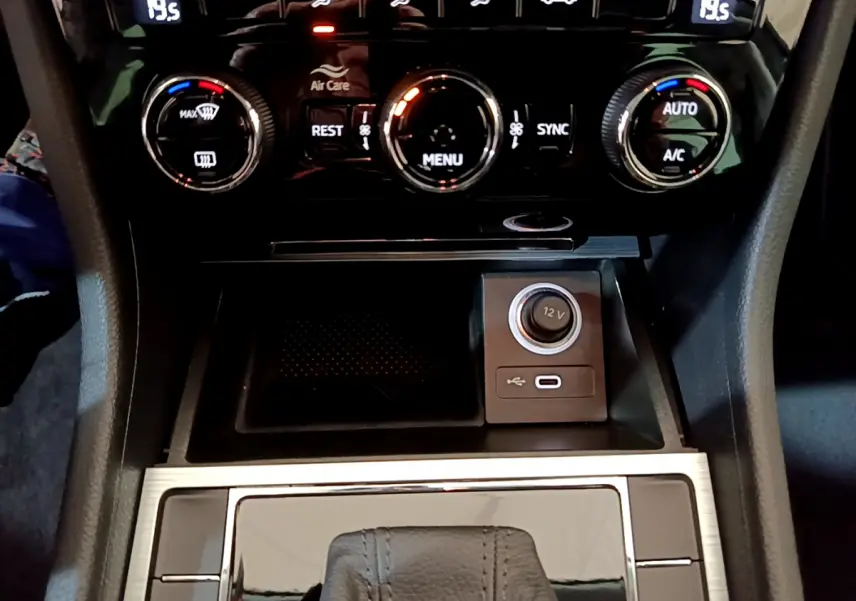 Gros plan sur la console centrale de la Skoda Superb 2020 avec commandes climatisation et prise 12V visible.