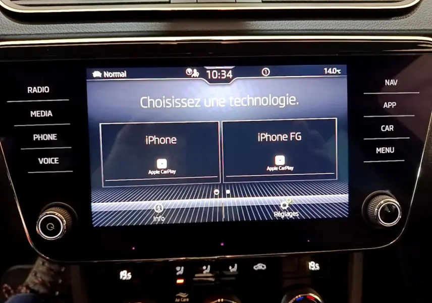 Écran tactile central de la Skoda Superb gris clair 2020 affichant le menu Apple CarPlay, vue frontale intérieure.