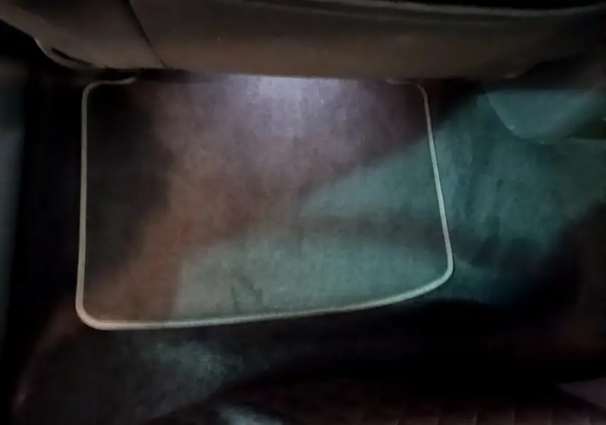 Tapis de sol gris clair éclairé au pied du passager avant dans une Skoda Superb 2020 diesel.