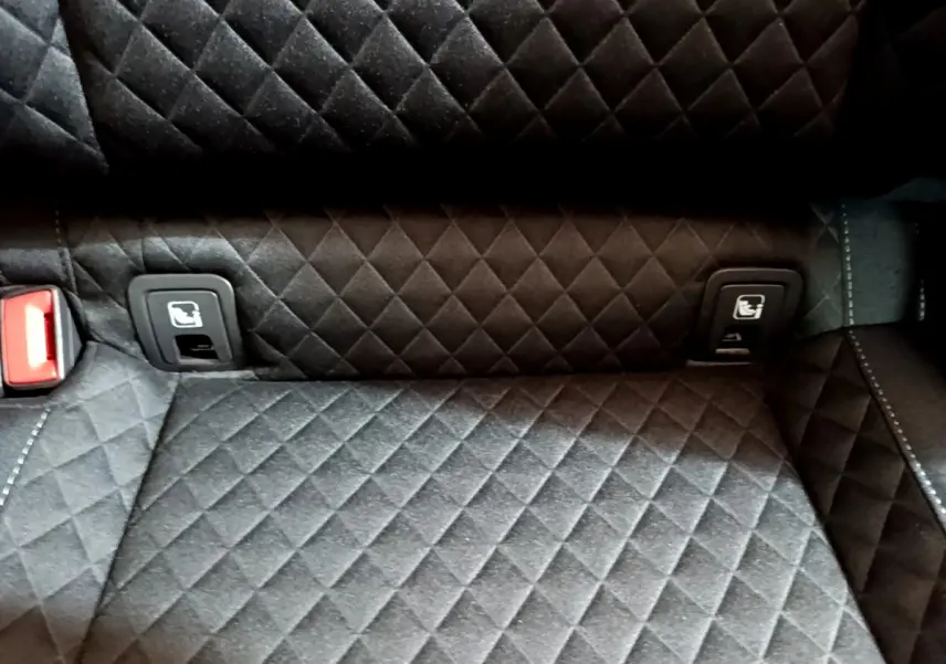 Gros plan sur la banquette arrière gris foncé matelassée avec fixations Isofix visibles dans une Skoda Superb 2020.