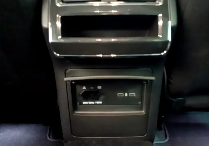 Prise électrique et ports USB arrière sur console centrale noire dans Skoda Superb gris clair 2020 vue intérieure