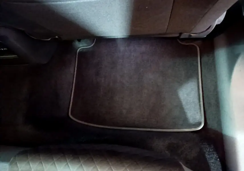 Tapis de sol gris clair sous le siège arrière côté droit d'une Skoda Superb 2020, finition Business.