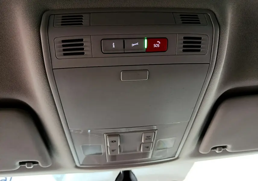 Vue intérieure du plafonnier gris clair de la Skoda Superb 2020 avec boutons SOS et éclairage intégré.