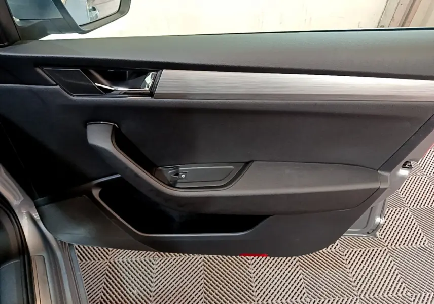 Gros plan sur la porte côté gauche intérieure de la Skoda Superb 2020 avec finition noire et insert argent brossé.