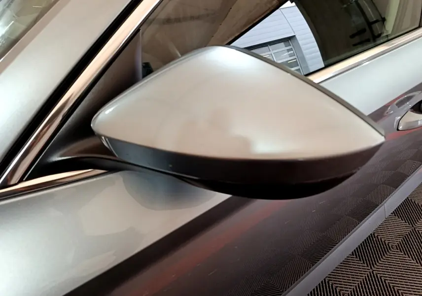 Rétroviseur droit gris clair de la Skoda Superb 2020, vue rapprochée sur la portière et la vitre.