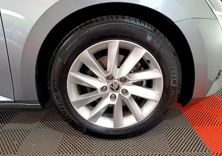Gros plan sur la roue avant droite gris clair d'une Skoda Superb 2020 avec jante alliage et pneu Michelin.