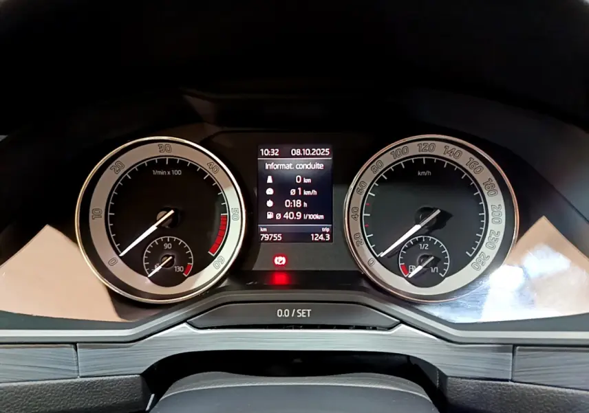Tableau de bord de Skoda Superb 2020 avec compteurs analogiques et écran digital central affichant les données de conduite.