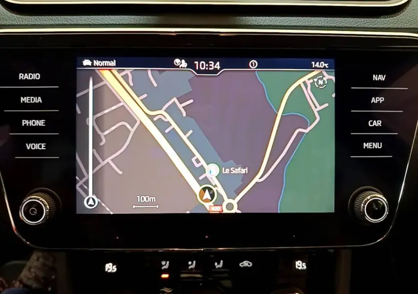 Écran tactile central affichant la navigation 3D dans une Skoda Superb Business 2020, vue intérieure rapprochée.