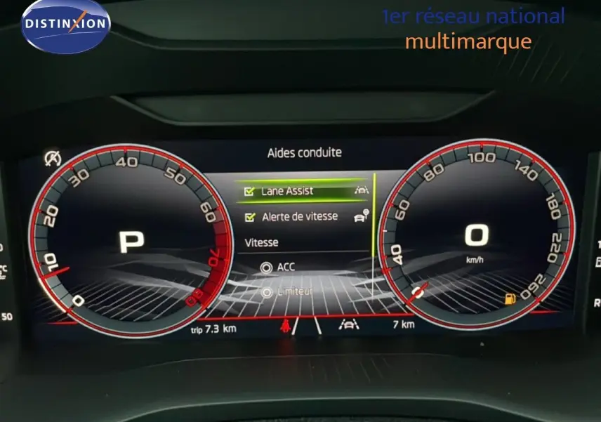 Tableau de bord numérique du Skoda Karoq 2025, affichant les aides à la conduite et la vitesse à 0 km/h.