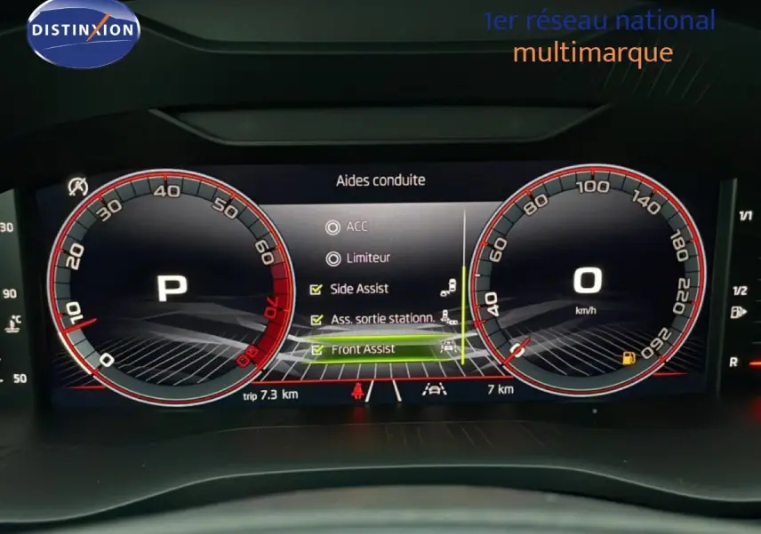 Tableau de bord numérique du Skoda Karoq 2025 en mode assistance conduite, affichant vitesse et options activées.