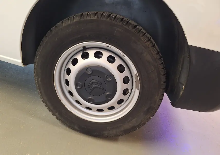 Gros plan sur la roue arrière droite blanche d'un Citroën Jumpy 2.0 BlueHDi 120 Club diesel de 2020.