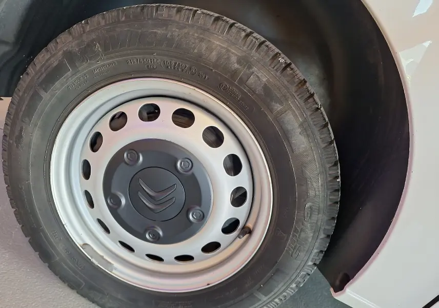Gros plan sur la roue avant droite blanche d'un Citroën Jumpy 2.0 BlueHDi 120 Club avec jante acier et pneu Michelin.