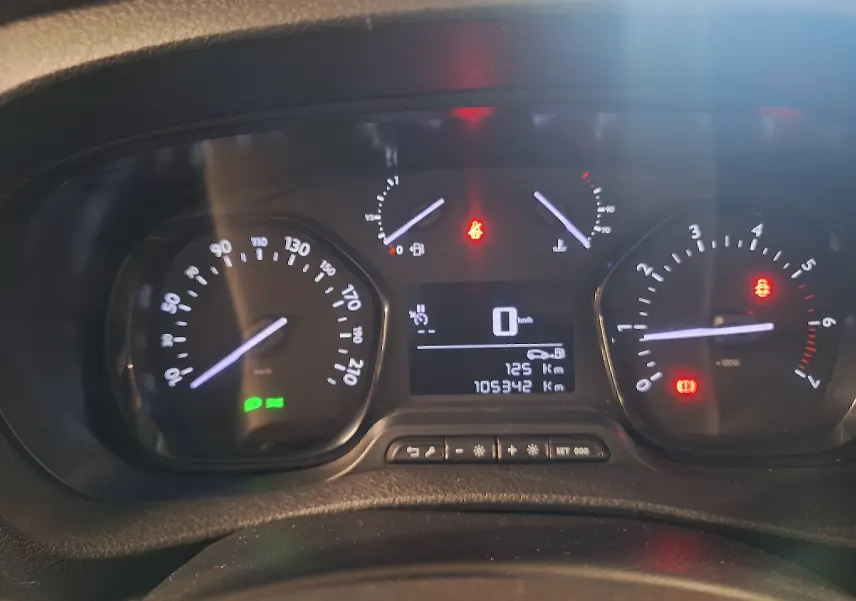 Tableau de bord du Citroën Jumpy 2.0 BlueHDi 120 Club 2020, affichage digital et compteurs analogiques allumés.