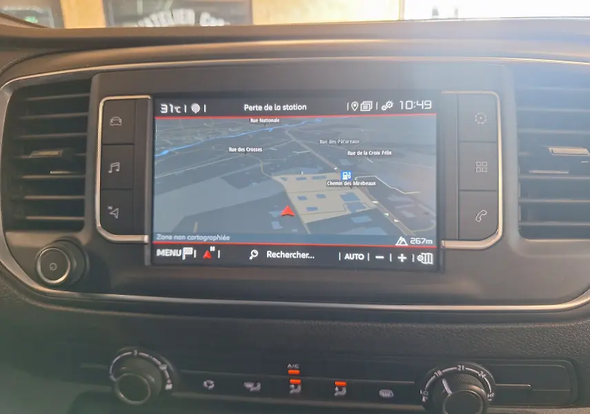 Écran central tactile du tableau de bord du Citroën Jumpy blanc 2020 affichant la navigation GPS.