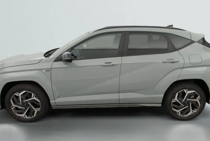 Vue profil côté gauche du Hyundai Kona Hybrid 2025 en Mirage Green avec jantes au design géométrique N Line.