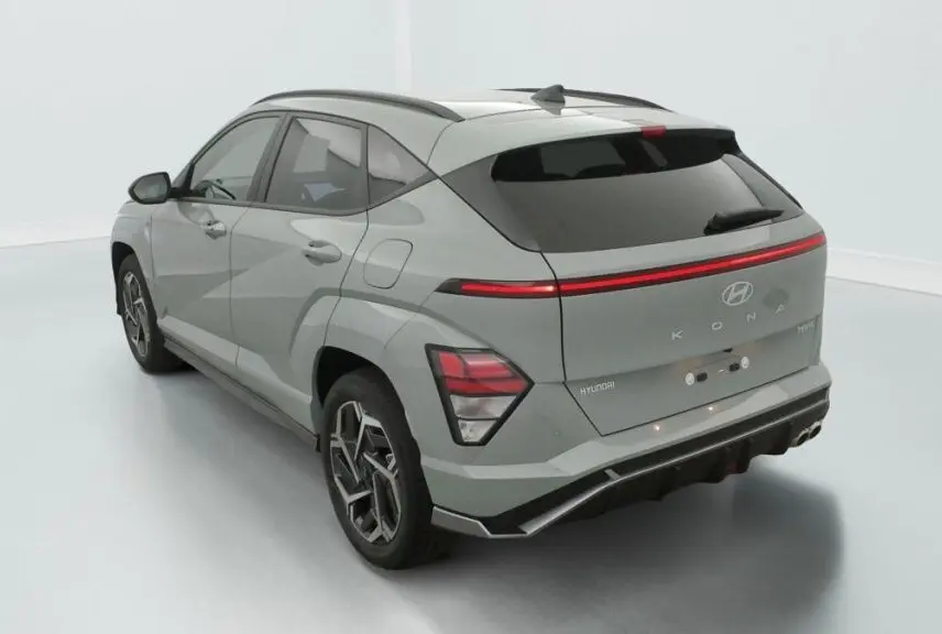Vue 3/4 arrière droite d'un Hyundai Kona Hybrid 2025 en Mirage Green avec feux arrière LED et toit panoramique noir.