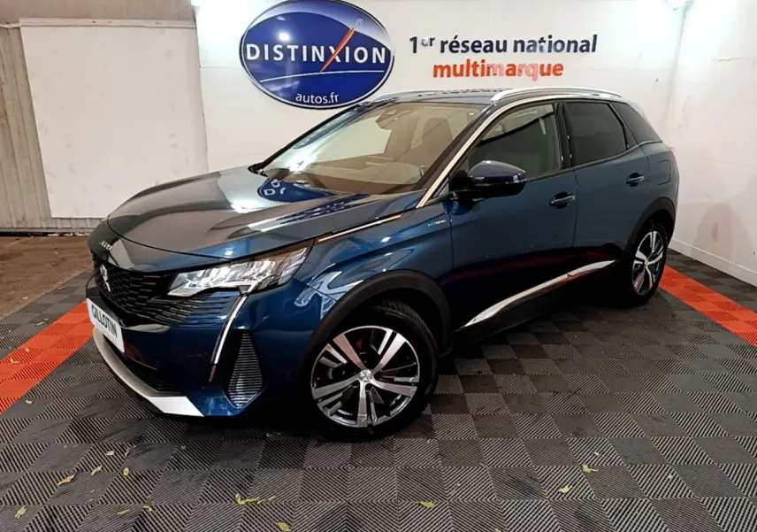 Peugeot 3008 hybride bleu en 3/4 avant droit, avec jantes alliage et calandre noire distinctive.