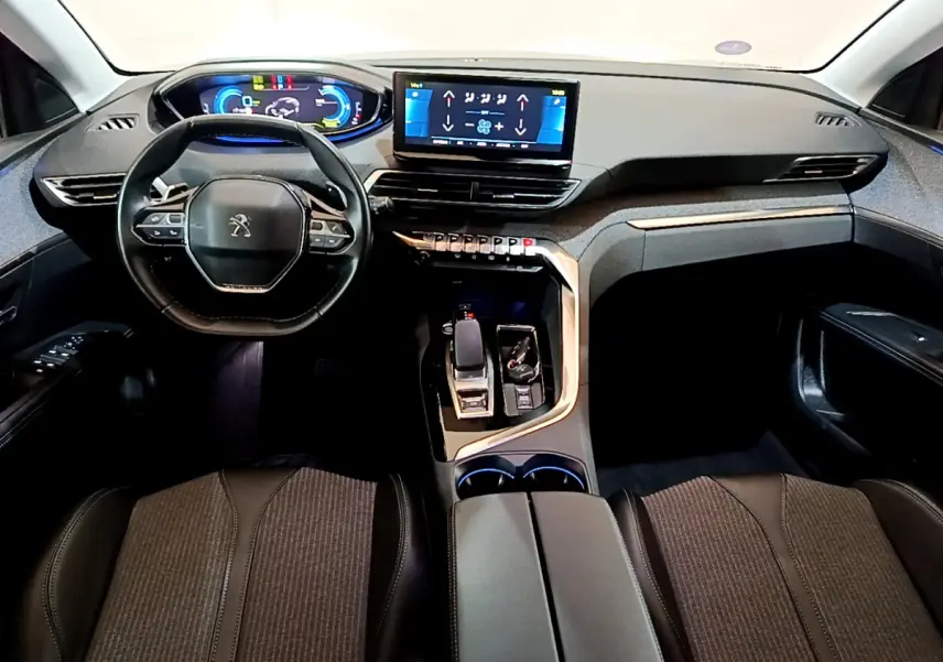 Intérieur du Peugeot 3008 1.6 Hybrid 225, vue avant du tableau de bord avec écran tactile et volant cuir noir.