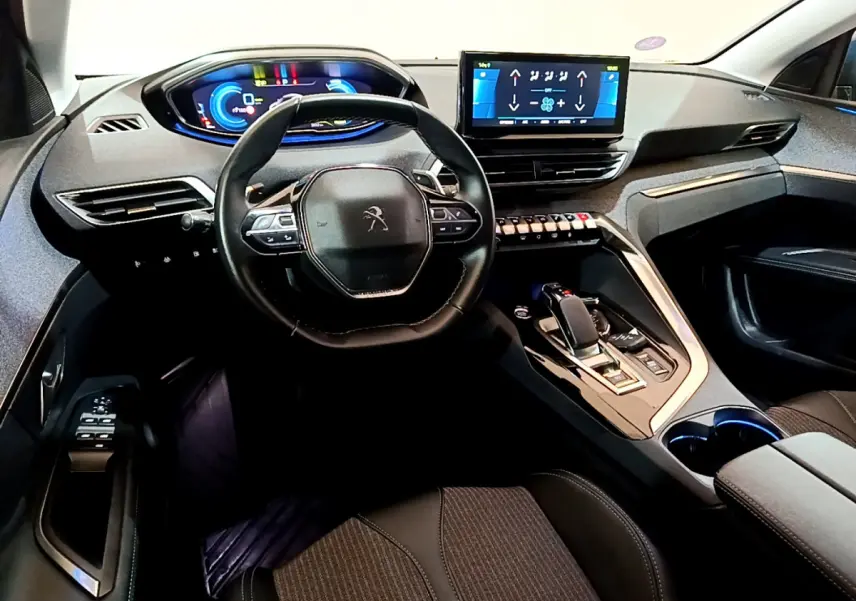Vue intérieure avant du Peugeot 3008 bleu 1.6 HYBRID avec tableau de bord numérique et écran tactile central.