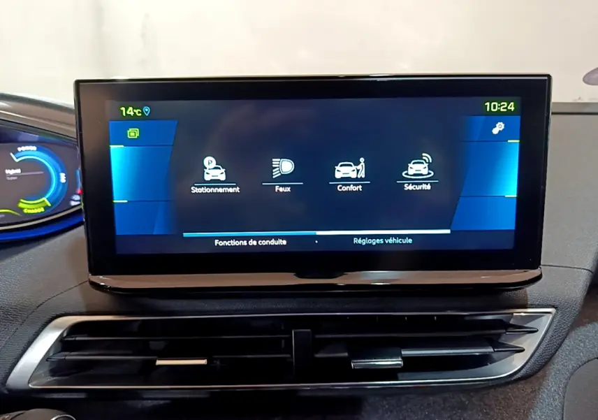 Écran tactile central du tableau de bord du Peugeot 3008 bleu, affichant les réglages de conduite et sécurité.