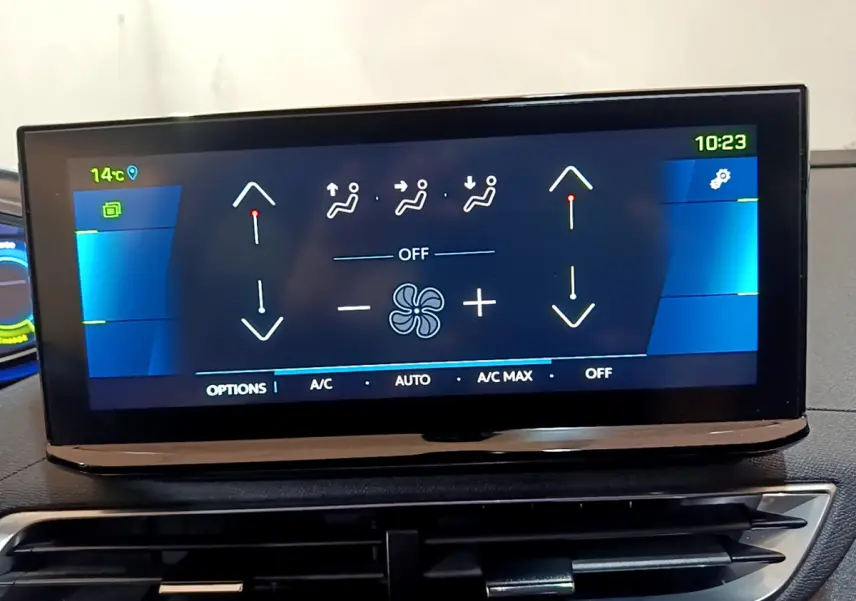 Écran tactile central du tableau de bord du Peugeot 3008 bleu, affichant les réglages de climatisation.