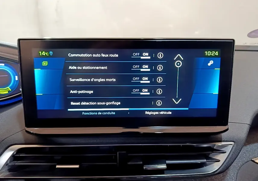 Écran tactile central du tableau de bord du Peugeot 3008 bleu, affichant les réglages d'aide à la conduite.