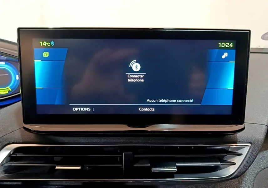 Écran tactile central affichant la connexion Bluetooth dans l'habitacle du Peugeot 3008 bleu hybride rechargeable.