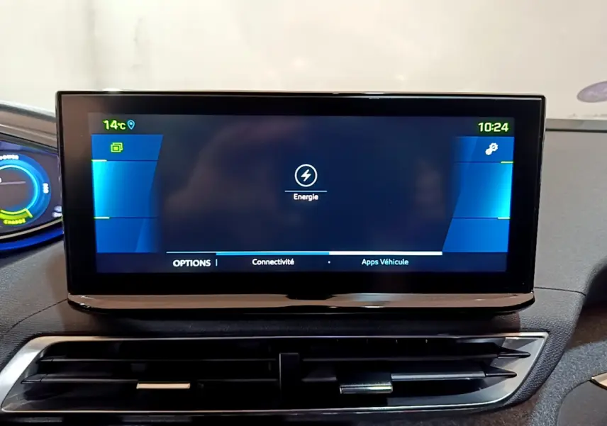 Écran tactile central affichant l'énergie du Peugeot 3008 hybride bleu, vue frontale du tableau de bord.