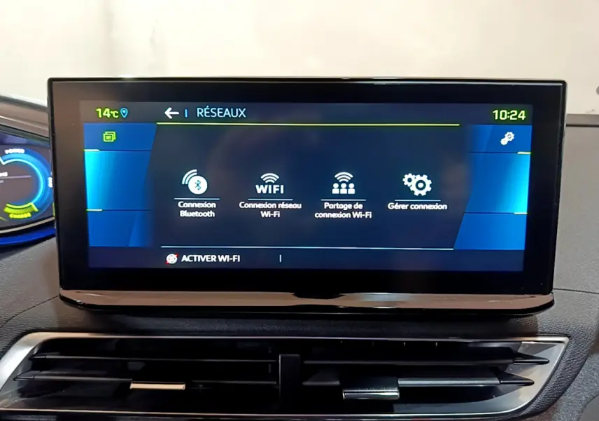 Écran tactile central affichant les options Wi-Fi et Bluetooth du tableau de bord du Peugeot 3008 hybride bleu.