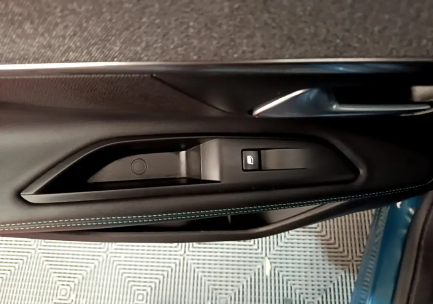 Poignée intérieure côté gauche bleu foncé de la porte avant du Peugeot 3008 hybride rechargeable 2021 Allure Pack.