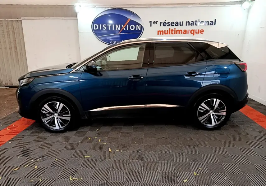 Profil côté gauche du Peugeot 3008 hybride rechargeable bleu avec toit blanc en intérieur showroom