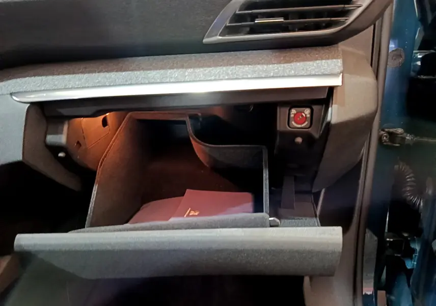 Vue intérieure du coffre à gants ouvert côté passager d'un Peugeot 3008 bleu hybride rechargeable 2021.
