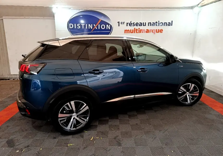 Profil droit d'un Peugeot 3008 bleu hybride rechargeable 2021 avec toit blanc et jantes alliage bicolores.