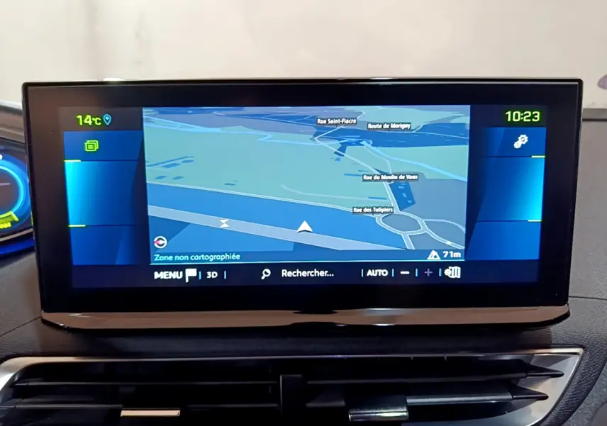 Écran tactile central du tableau de bord du Peugeot 3008 bleu, affichant la navigation en mode 3D.