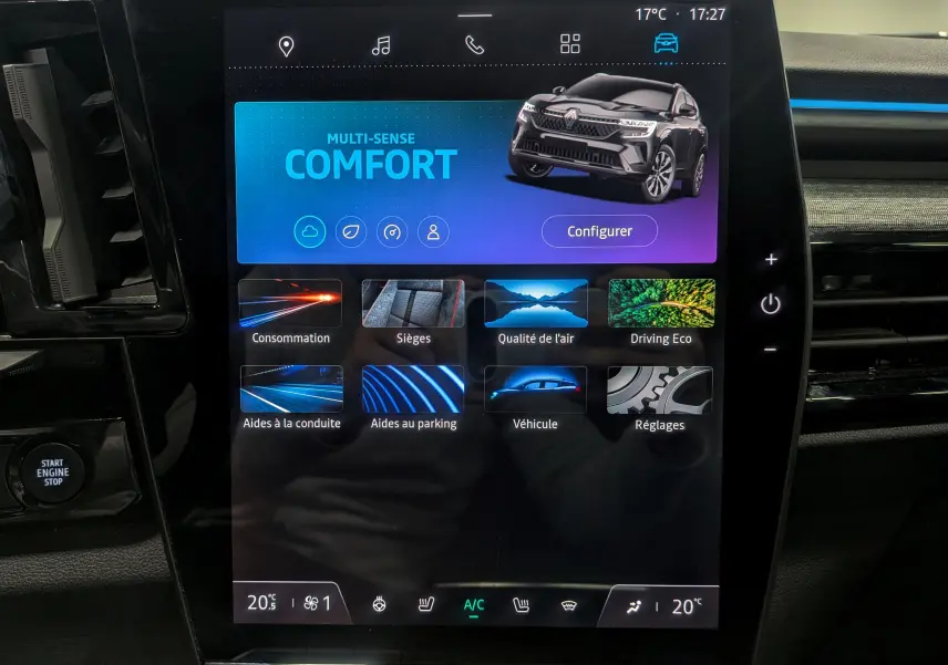 Écran tactile central du Renault Austral 2024 affichant le mode Confort avec image du SUV gris schiste et toit noir.