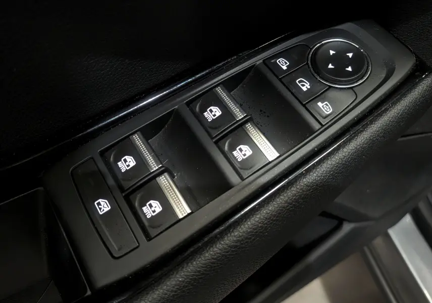 Gros plan sur les commandes électriques des vitres et rétroviseurs côté conducteur du Renault Austral 2024 finition TECHNO.