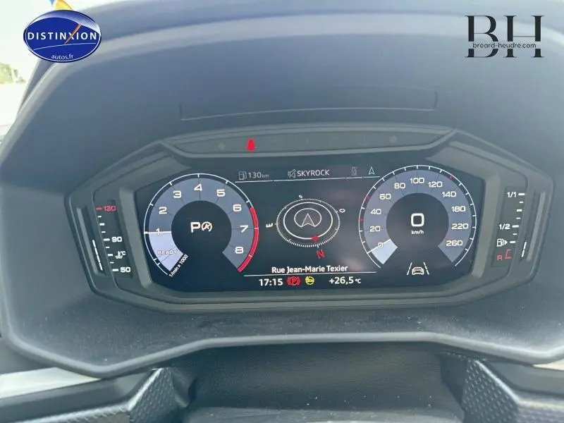 Tableau de bord numérique de l'Audi A1 Sportback 25 TFSI, affichant vitesse, compte-tours et navigation.