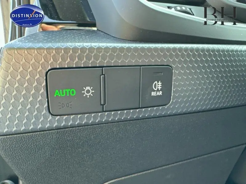 Gros plan sur les commandes d’éclairage avec finition texturée grise à l’intérieur de l’Audi A1 Sportback noir Mythic