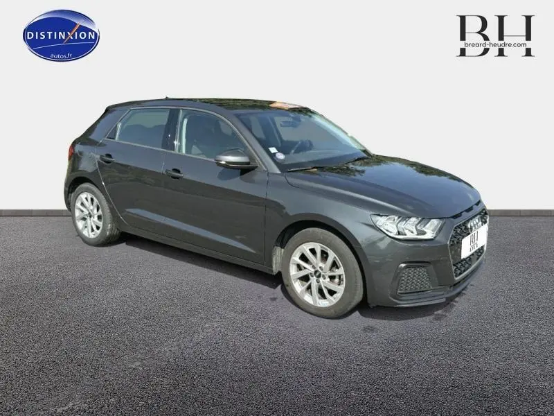 Audi A1 Sportback noir Mythic métallisé vue 3/4 avant droit avec jantes alu et calandre hexagonale distinctive