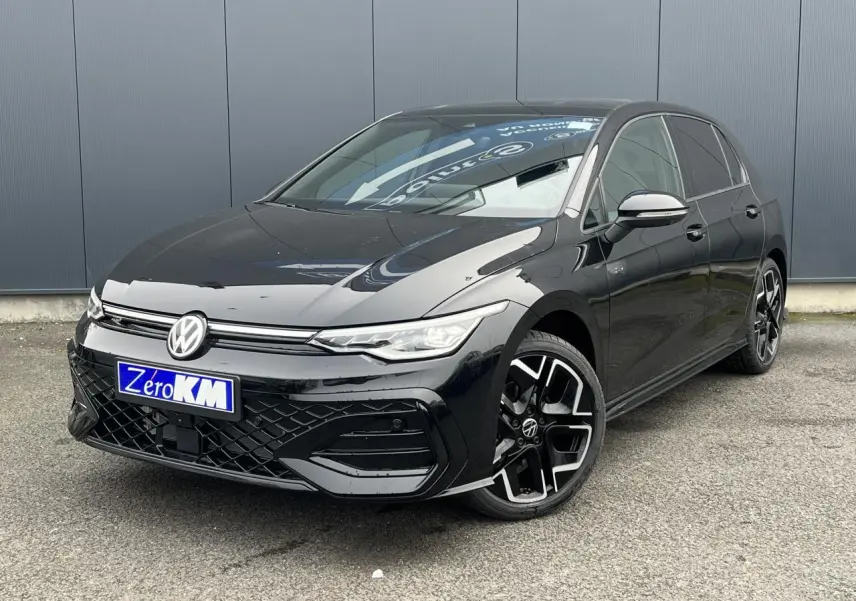 Volkswagen Golf 8 R-Line noire vue en 3/4 avant droit avec jantes alliage 18 pouces et toit ouvrant panoramique.
