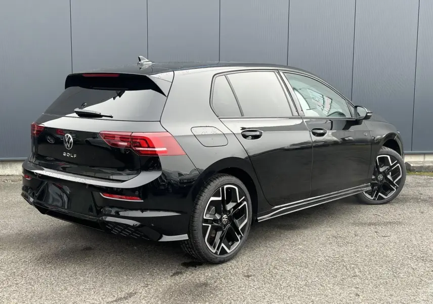 Volkswagen Golf VIII noire vue 3/4 arrière droit avec jantes alliage 18 pouces et toit ouvrant panoramique.