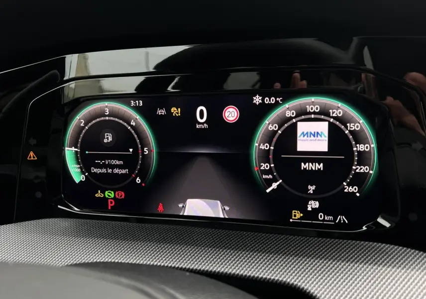 Tableau de bord numérique de Volkswagen Golf VIII noir, affichage vitesse, température et informations véhicule.