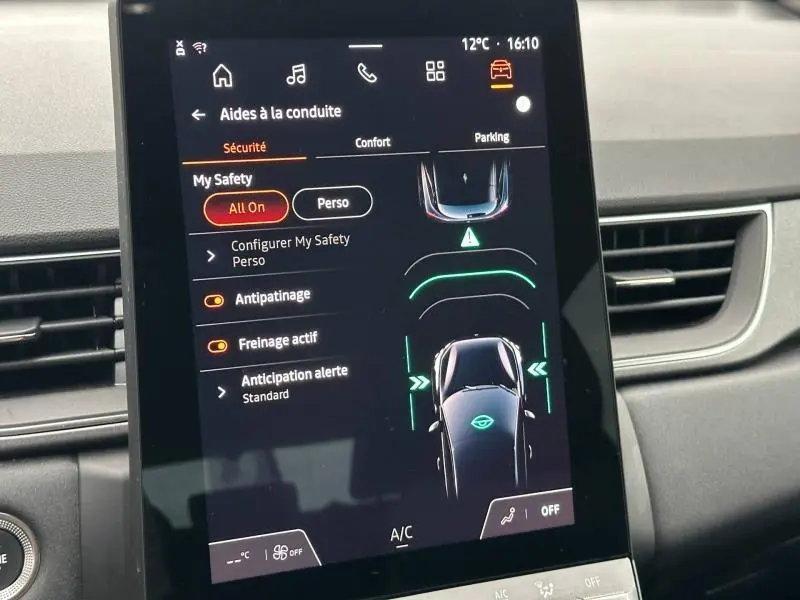 Écran tactile intérieur du Renault Captur 2025 montrant les aides à la conduite avec interface moderne et tableau de bord gris.
