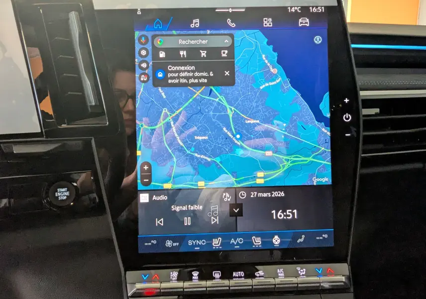Vue rapprochée de l'écran tactile central du Renault Austral E-Tech 200 gris schiste, affichant la navigation GPS.