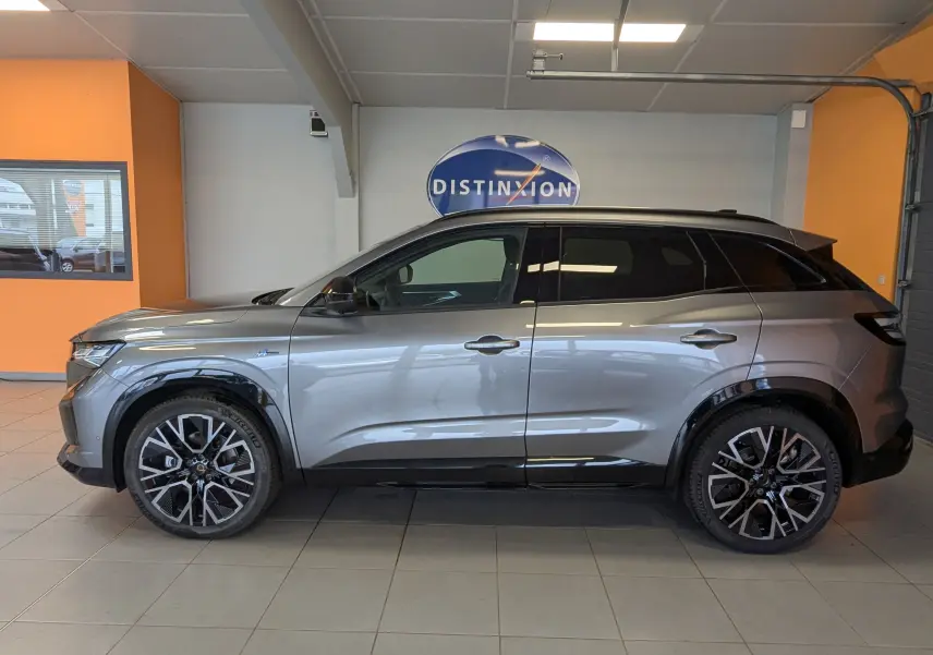 Profil droit du Renault Austral E-Tech 200 Esprit Alpine gris schiste avec jantes 20'' diamantées noir et toit noir.